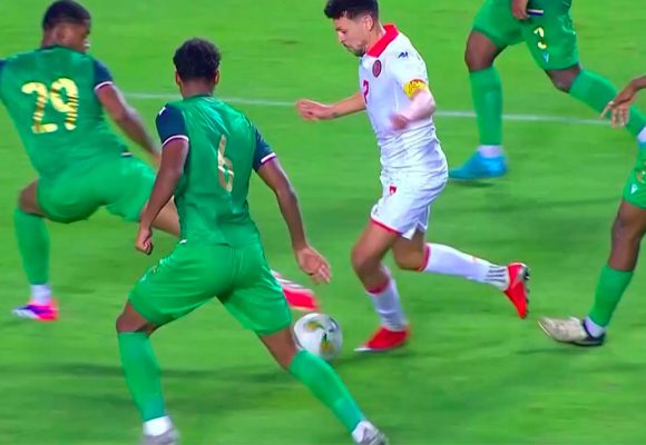 فريق جزر القمور يفوز على المنتخب الوطني التونسي في رادس (فيديو)