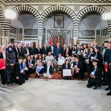 المدوري في تكريم مجموعة من الشباب المتميّز: “أنتم درع تونس والقوة الثابتة للبناء والتشييد” (صور)