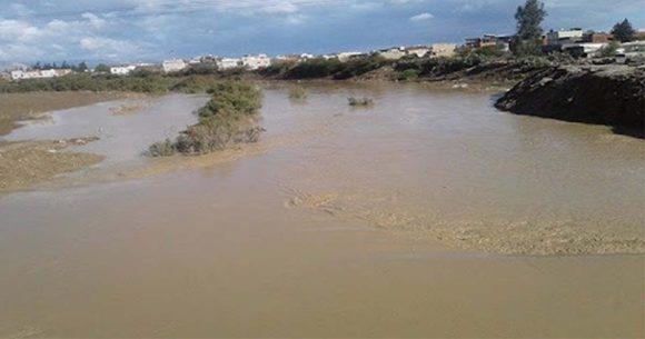 توزر: الطريق مقطوعة بسبب فيضان وادي الفريد و على المتساكنين عدم المجازفة (التفاصيل)