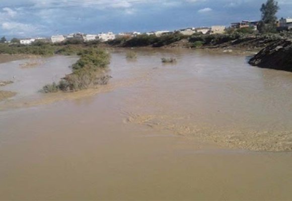 توزر: الطريق مقطوعة بسبب فيضان وادي الفريد و على المتساكنين عدم المجازفة (التفاصيل)