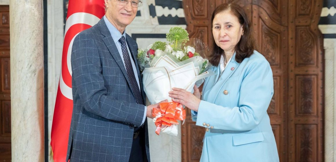 رئيسة الحكومة تكرّم رياض الصيد مستشارها الديبلوماسي بمناسبة إحالته على شرف المهنة