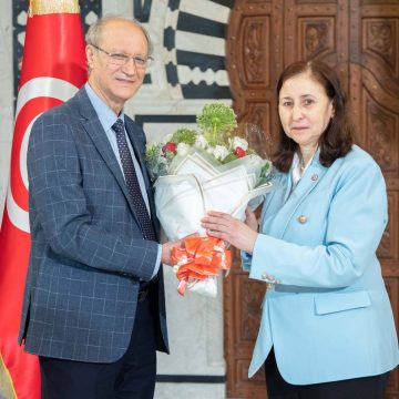 رئيسة الحكومة تكرّم رياض الصيد مستشارها الديبلوماسي بمناسبة إحالته على شرف المهنة