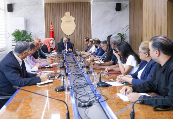 استعدادا لنهائيات كأس تونس: المورالي يجتمع بممثلي المكاتب الجامعية لكرة القدم واليد والسلّة