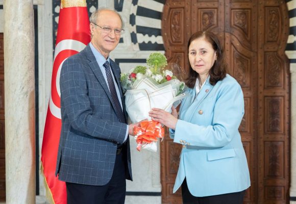 رئيسة الحكومة تكرّم رياض الصيد مستشارها الديبلوماسي بمناسبة إحالته على شرف المهنة