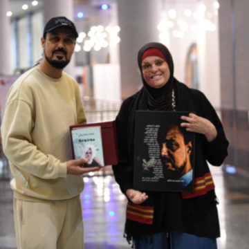 بالصور/ فن ومقاومة: لقاء الأسيرة الفلسطينية إسراء جعابيص والفنان وليد الصالحي