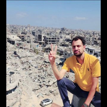 غزة تشيع جثمان الفنان محمود خميس شراب (فيديو قبل يوم من استشهاده)