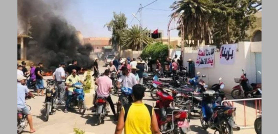 قفصة: أهالي الرديف يحتجون بسبب انقطاع الماء تزامنا مع حرارة الصيف