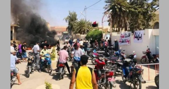 قفصة: أهالي الرديف يحتجون بسبب انقطاع الماء تزامنا مع حرارة الصيف