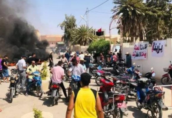 قفصة: أهالي الرديف يحتجون بسبب انقطاع الماء تزامنا مع حرارة الصيف