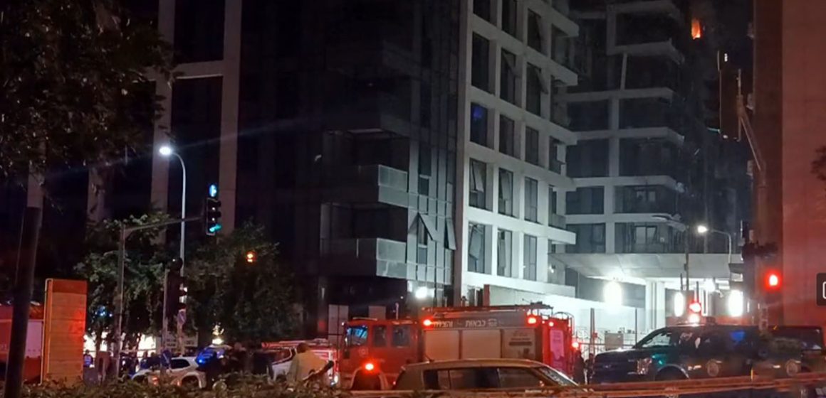 صورة لاندلاع حريق في مبنى سكني بتل أبيب جراء صاروخ إيراني