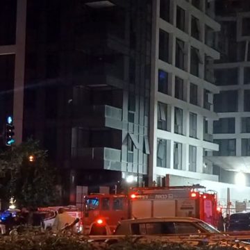 صورة لاندلاع حريق في مبنى سكني بتل أبيب جراء صاروخ إيراني
