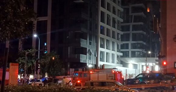 صورة لاندلاع حريق في مبنى سكني بتل أبيب جراء صاروخ إيراني