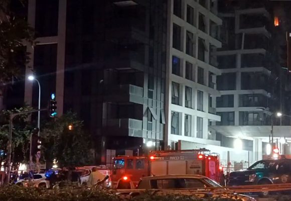 صورة لاندلاع حريق في مبنى سكني بتل أبيب جراء صاروخ إيراني