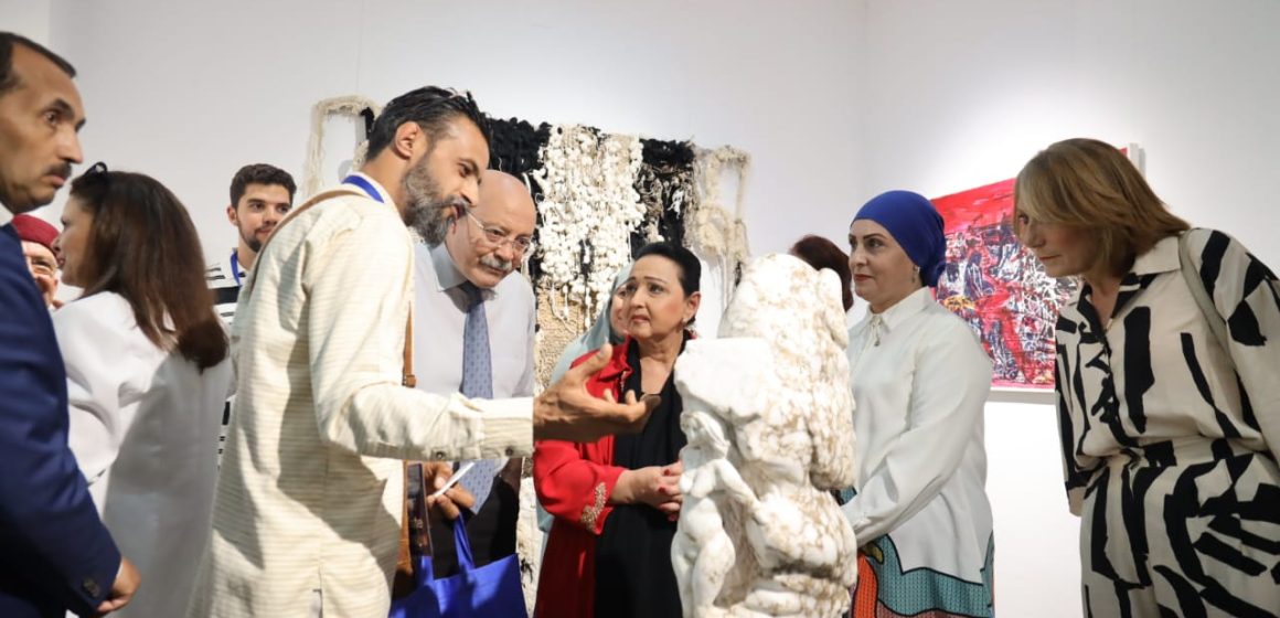 وزيرة الثقافة أمينة الصرارفي تفتتح الصالون الأول للفنون التشكيلية