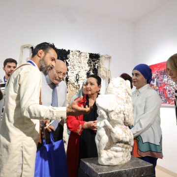 وزيرة الثقافة أمينة الصرارفي تفتتح الصالون الأول للفنون التشكيلية