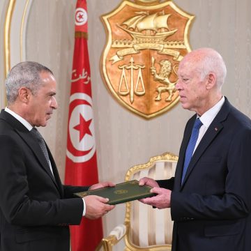 الرئيس يتسلم دعوة من نظيره الجزائري للحضور في المعرض الافريقي للتجارة البيئية