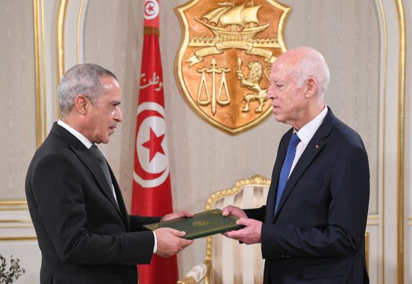 الرئيس يتسلم دعوة من نظيره الجزائري للحضور في المعرض الافريقي للتجارة البيئية