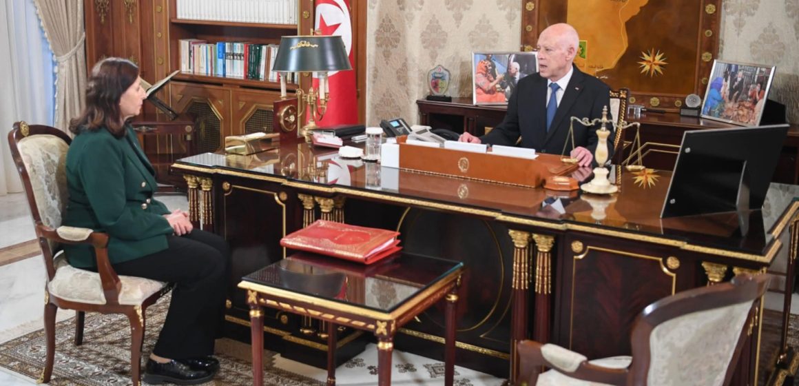 في لقاء الرئيس بسارة الزعفراني: تعطيل المشاريع، انقطاع الماء و الضوء، عدم رفع الفضلات…