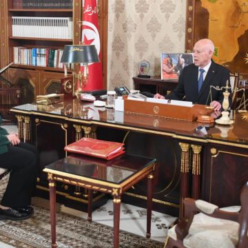 في لقاء الرئيس بسارة الزعفراني: تعطيل المشاريع، انقطاع الماء و الضوء، عدم رفع الفضلات…