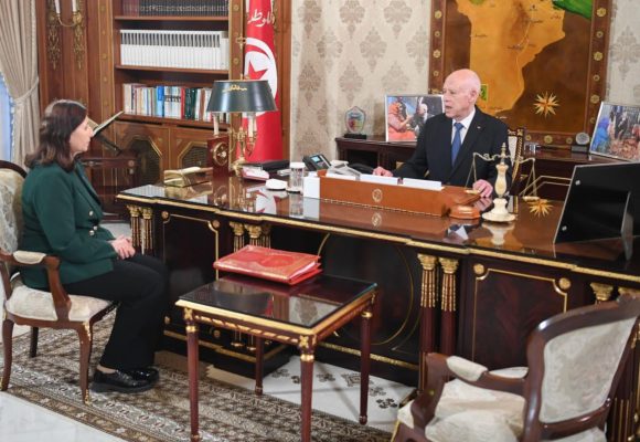 في لقاء الرئيس بسارة الزعفراني: تعطيل المشاريع، انقطاع الماء و الضوء، عدم رفع الفضلات…