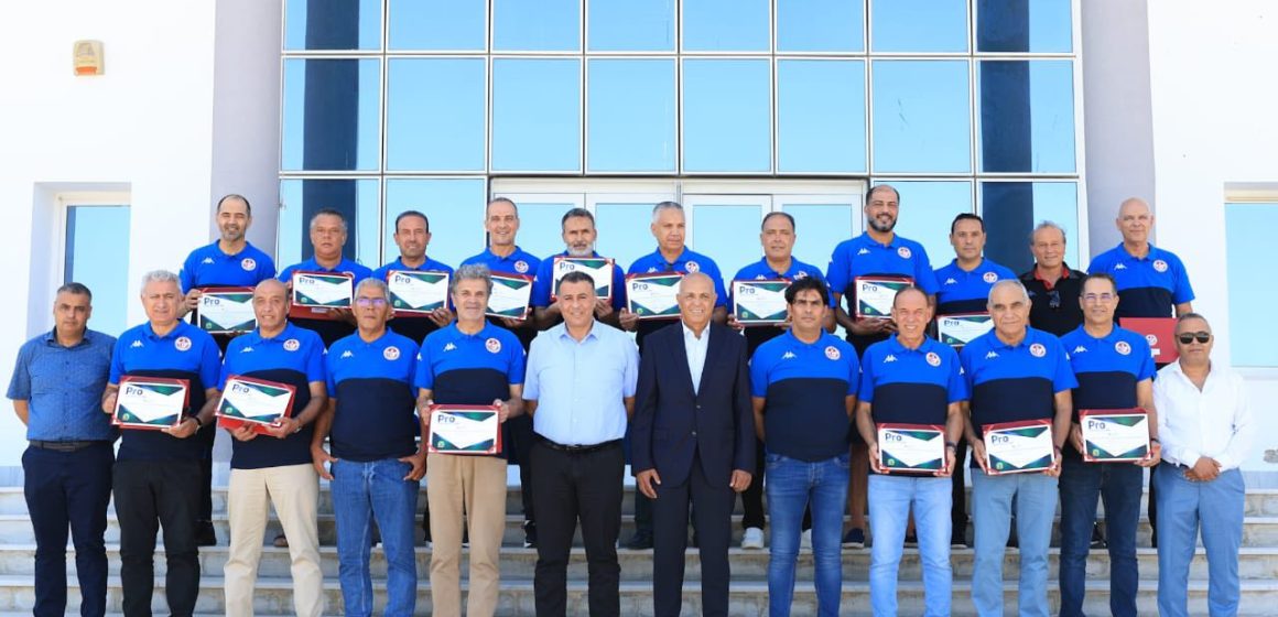 جامعة كرة القدم: خريجو الدورة الأولى من المدربين يتسلمون شهادة CAF-PRO