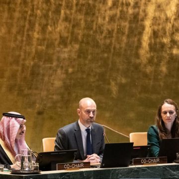 غزة تموت جوعًا وبن فرحان يطرح المبادرة العربية التي دفنتها إسرائيل منذ 23 عامًا