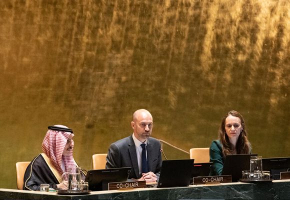 غزة تموت جوعًا وبن فرحان يطرح المبادرة العربية التي دفنتها إسرائيل منذ 23 عامًا