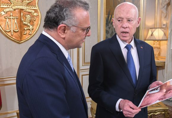 قيس سعيد في مشهد نادر، يكاد يكون تاريخيًا