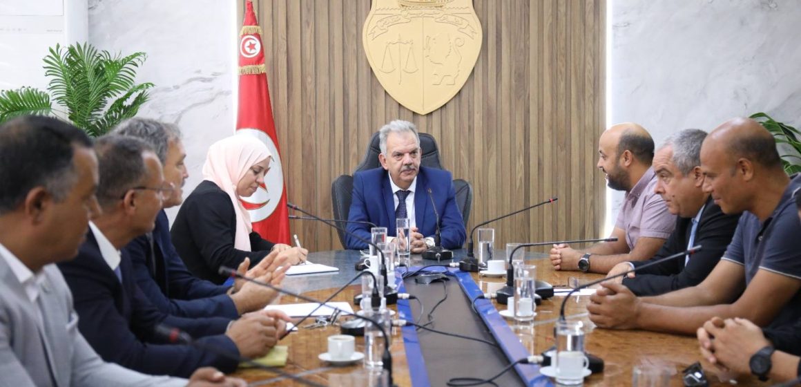 تكريم الجمعيات الرياضية و تأكيد على دعمها وتحسين ظروف عملها