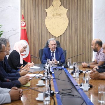 تكريم الجمعيات الرياضية و تأكيد على دعمها وتحسين ظروف عملها