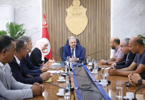 تكريم الجمعيات الرياضية و تأكيد على دعمها وتحسين ظروف عملها