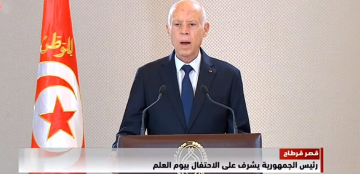 الاذاعة الوطنية: رئيس الجمهورية يُشرف على موكب الاحتفال بيوم العلم (فيديو)