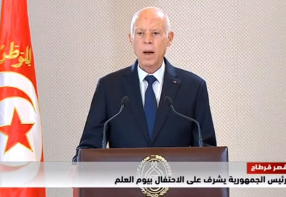 الاذاعة الوطنية: رئيس الجمهورية يُشرف على موكب الاحتفال بيوم العلم (فيديو)
