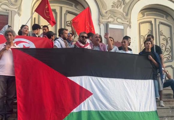 تونس استقبال شعبي ل”حنظلة تونس” حاتم العويني أمام المسرح (فيديو)