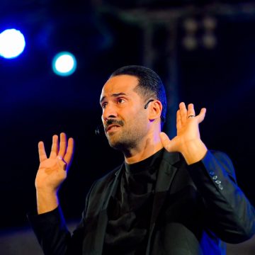 نبيل بن مسمية “الكلّاب” يتألق في عرضه الأول “تونسي ونص” على ركح سيدي الظاهر