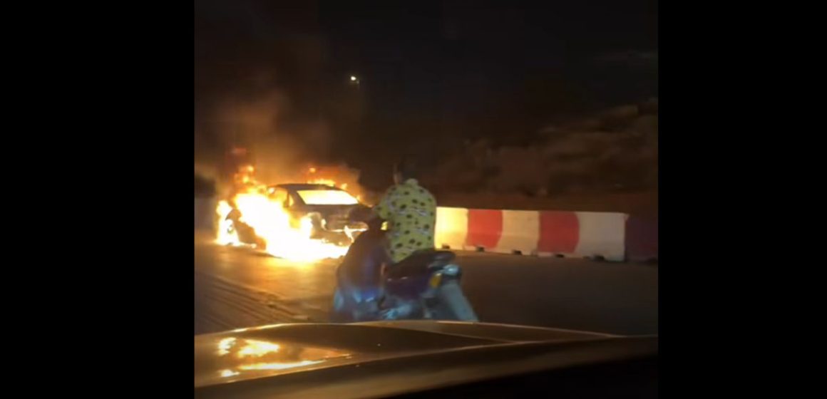 المروج: احتراق سيارة تاكسي بالكامل (فيديو)