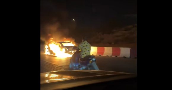 المروج: احتراق سيارة تاكسي بالكامل (فيديو)