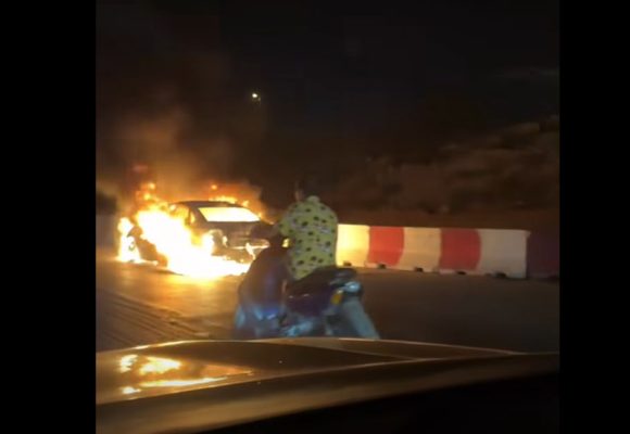 المروج: احتراق سيارة تاكسي بالكامل (فيديو)
