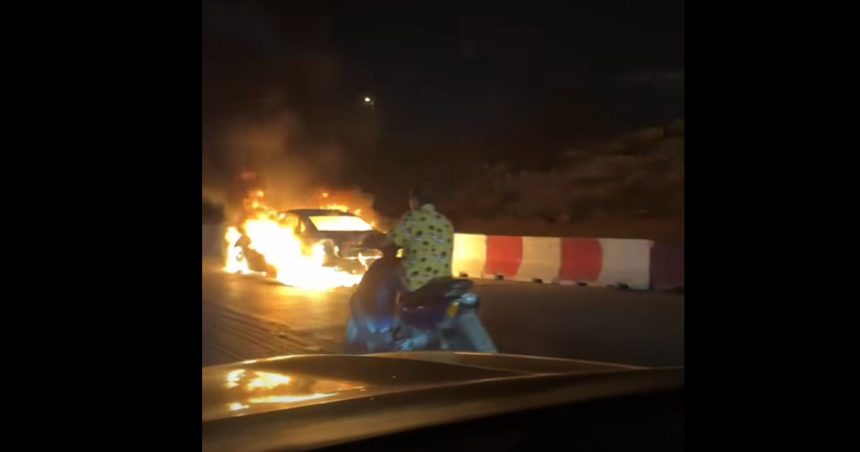 المروج: احتراق سيارة تاكسي بالكامل (فيديو)