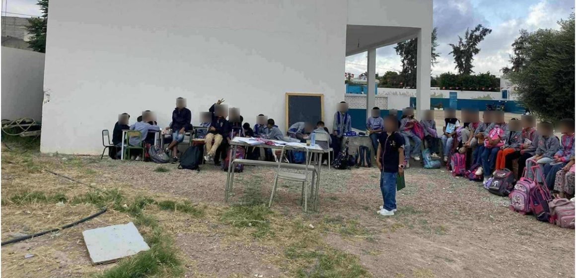 صورة اليوم: تلاميذ مدرسة بوحجلة يدرسون تحت الحائط بالساحة !