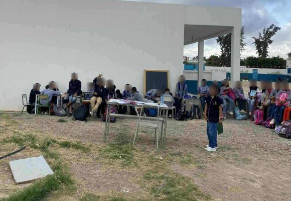 صورة اليوم: تلاميذ مدرسة بوحجلة يدرسون تحت الحائط بالساحة !