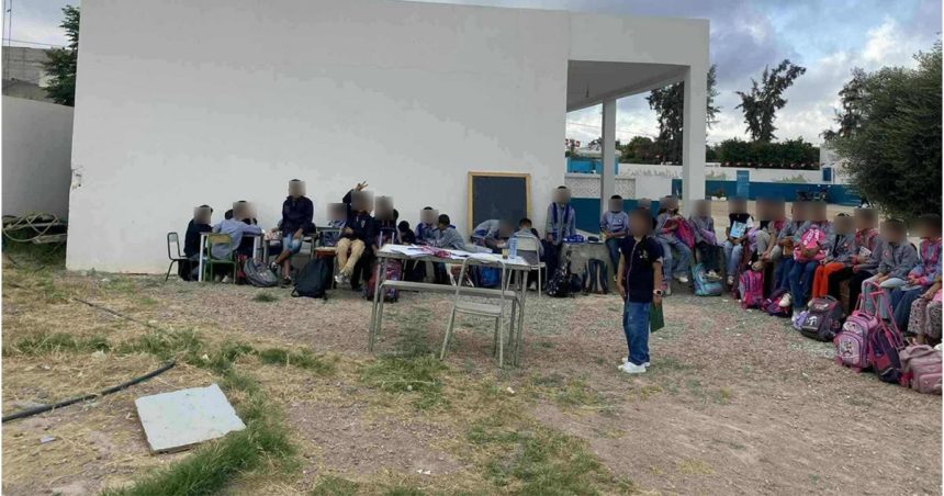 صورة اليوم: تلاميذ مدرسة بوحجلة يدرسون تحت الحائط بالساحة !