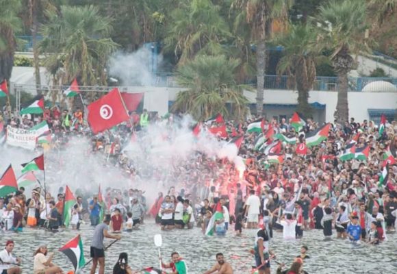 وائل نوار ينشر فيديو يوثق الجماهير الغفيرة في توديع أسطول الصمود العالمي