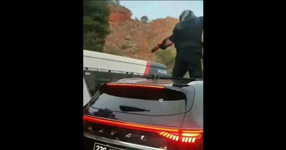 بطاقة ايداع بالسجن ضد شاب ملثم صوب سلاحا مزيفا في اتجاه الأمن بسيدي بوسعيد