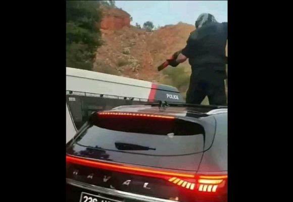 بطاقة ايداع بالسجن ضد شاب ملثم صوب سلاحا مزيفا في اتجاه الأمن بسيدي بوسعيد