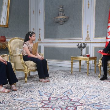الرئيس يستقبل التوأم بيسان و بيلسان الفائزتين بجائزة تحدي القراءة العربية الرئيس يستقبل التوأم بيسان و بيلسان الفائزتين بجائزة تحدي القراءة العربية