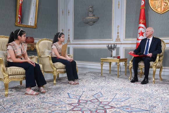 الرئيس يستقبل التوأم بيسان و بيلسان الفائزتين بجائزة تحدي القراءة العربية الرئيس يستقبل التوأم بيسان و بيلسان الفائزتين بجائزة تحدي القراءة العربية
