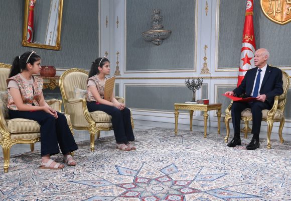 الرئيس يستقبل التوأم بيسان و بيلسان الفائزتين بجائزة تحدي القراءة العربية