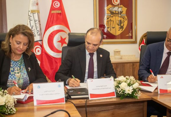 بالصور: توقيع اتفاقية تعاون بين هيئة الانتخابات و جامعتين مرموقتين