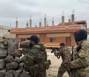 سوريا: اشتباكات عنيفة بين الأمن السوري وقوات “قسد”